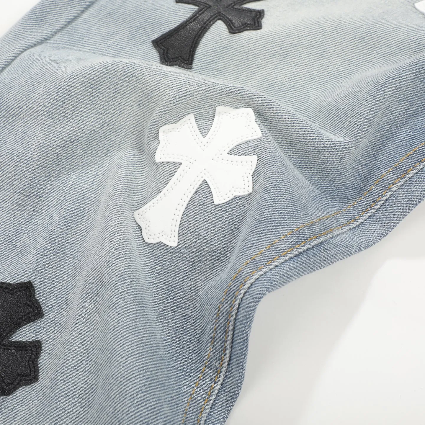 P240 Chromehearts washed blue leather jeans, ceiling-level jeans, a pair is hard to find at the counter‼ ️About Zangyin✅This is an extremely luxurious fashion brand that can also be called the aristocracy of the high street. It has always been an exclusive brand for some hipsters or rich second generations. The color of this model is already very eye-catching by using a unique washed material. It is decorated with pink patch cross flowers, which cleverly highlights the charm of the brand. Secondly, this model adopts a classic high-waist cut design, which highlights the long legs and fashionable temperament of the upper body. The brand is highly recognizable and the slim-fitting configuration is more suitable for daily wear. The personality will be fashionable and the specifications can be seen at a glance. Materials and technology ✅ Needless to say, this point goes without saying. As an excellent craftsman brand, Zangyin's requirements for details and craftsmanship are really perfect. The washed color of this model has gone through a lot of processes, not to mention the embellishment of the denim appliqués. It is also purely handmade and sewn. Just like what they believe in, only handmade things have soul and have the meaning of wearing. A top-notch heavy-duty fashionable denim item, recommended by both hands‼ ️ Size: 28/30/32/34/36 Waist: 69/74/79/84/89 Pants length: 102/103/104/105/106